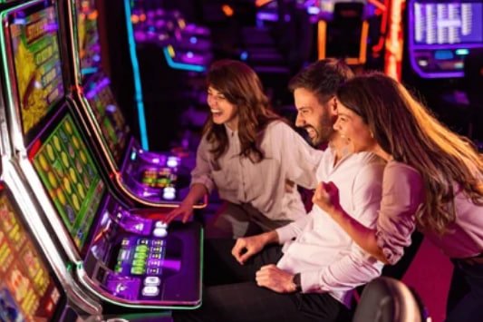 Beragam kategori permainan sportsbook, slot, dan live casino